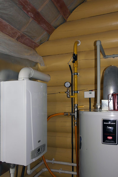 Настенный газовый котел в котельной Настенный газовый котел в котельной